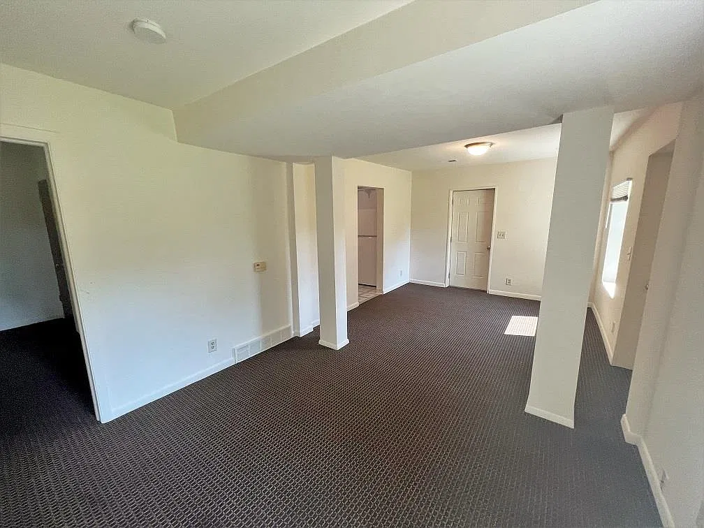 3 bed, 1.0 bath, 1300 sqft, $1,300 — Photo 3