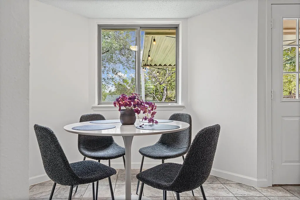 3 bed, 916 sqft, $3,250 — Photo 3
