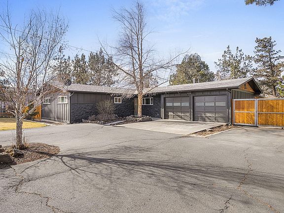 3rd image of 1199 SW Canyon Dr