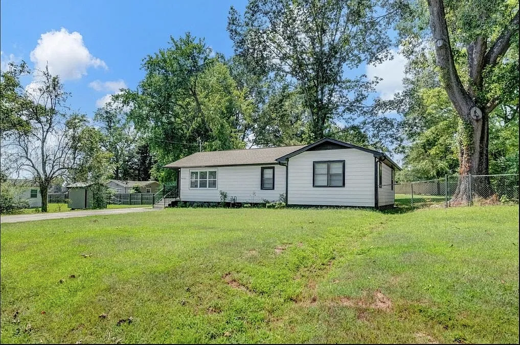 4 bed, 2.0 bath, $1,508 — Photo 2