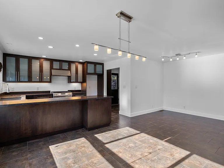 1380 W 9th St — Photo 28