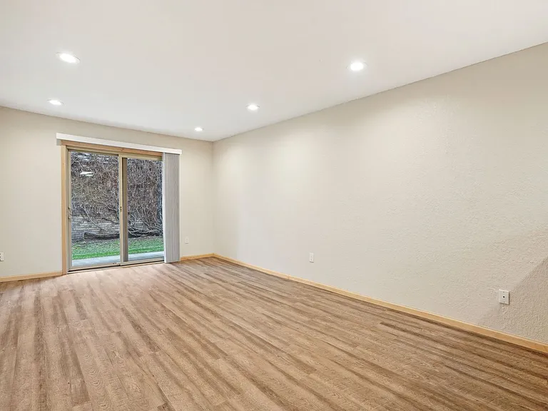 Larpenteur Estates Apartments — Photo 28