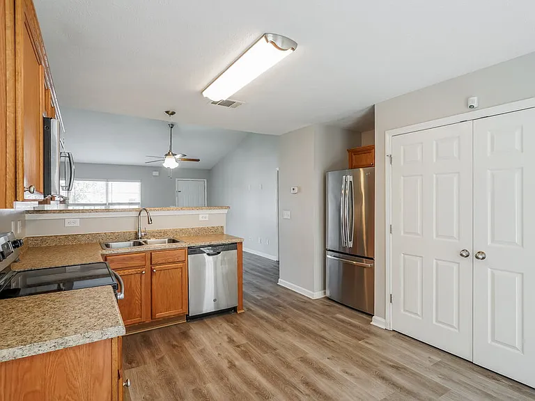 913 Birchmill Point S — Photo 7