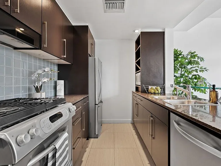 638 Beach Cres #Townhouse 105 — Photo 18