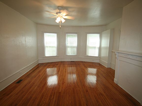 3rd image of 818 Clarendon St APT B