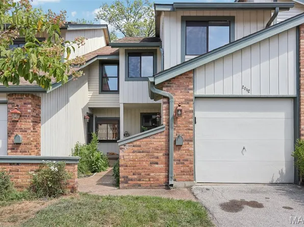 2042 Falling Brook Dr, Maryland Heights, MO 63043