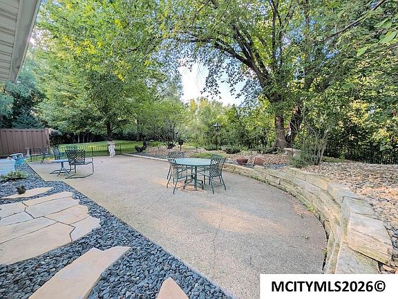 3rd image of 2030 Hunters Ridge Dr