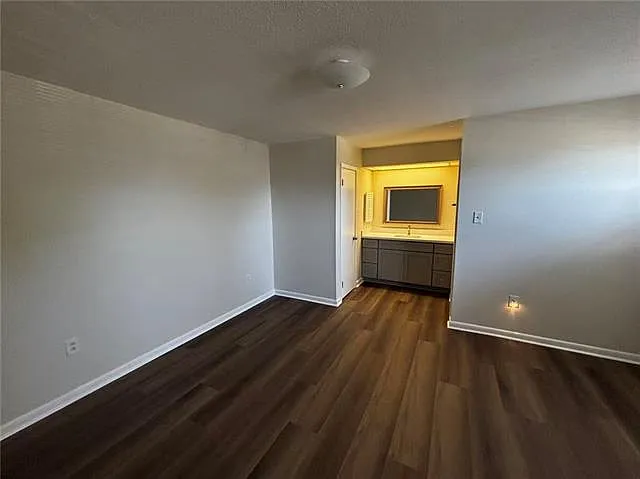 4632 Ithaca St — Photo 7