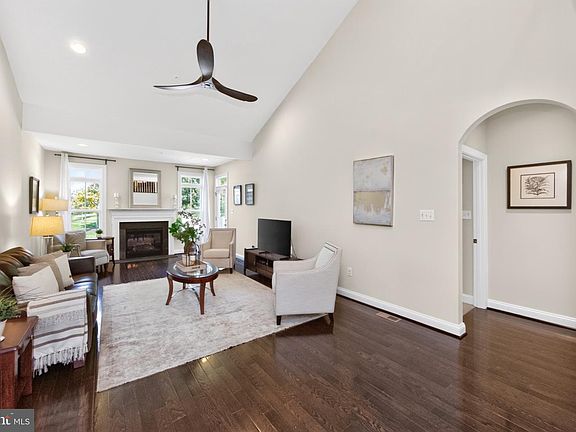 4th image of 607 Cliff Ln