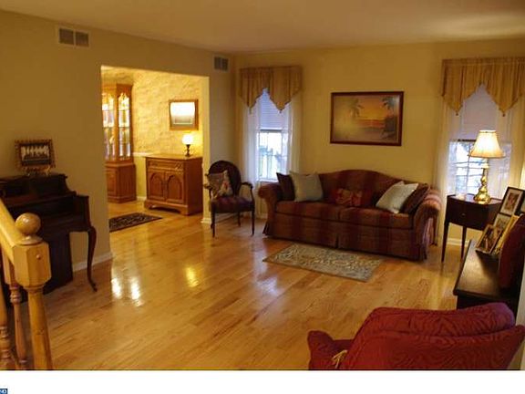 3rd image of 12 Amaryllis Ln
