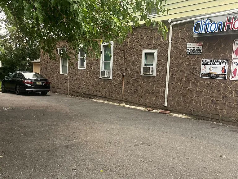 673 Clifton Ave — Photo 3