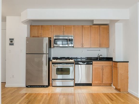 4th image of 698 10th Ave