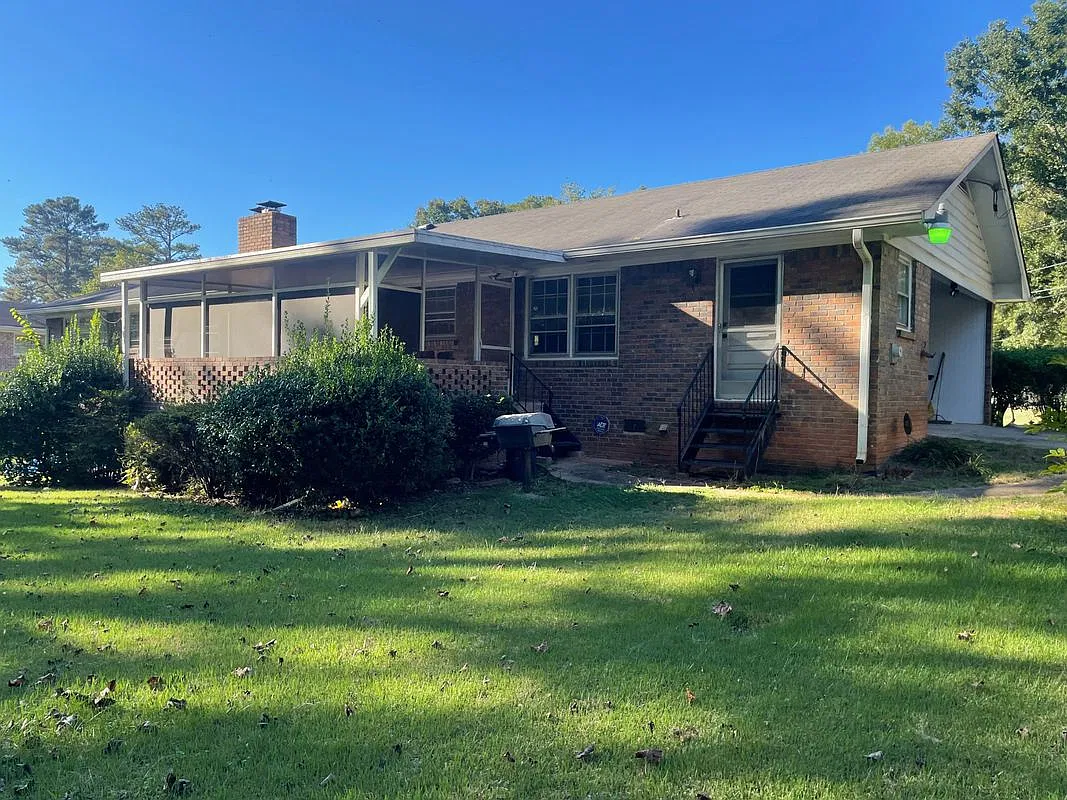3 bed, 2.0 bath, 1846 sqft, $1,900 — Photo 2
