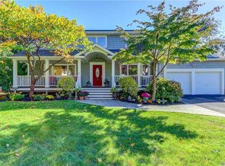 4 Northfield Ln, Bay Shore, NY 11706