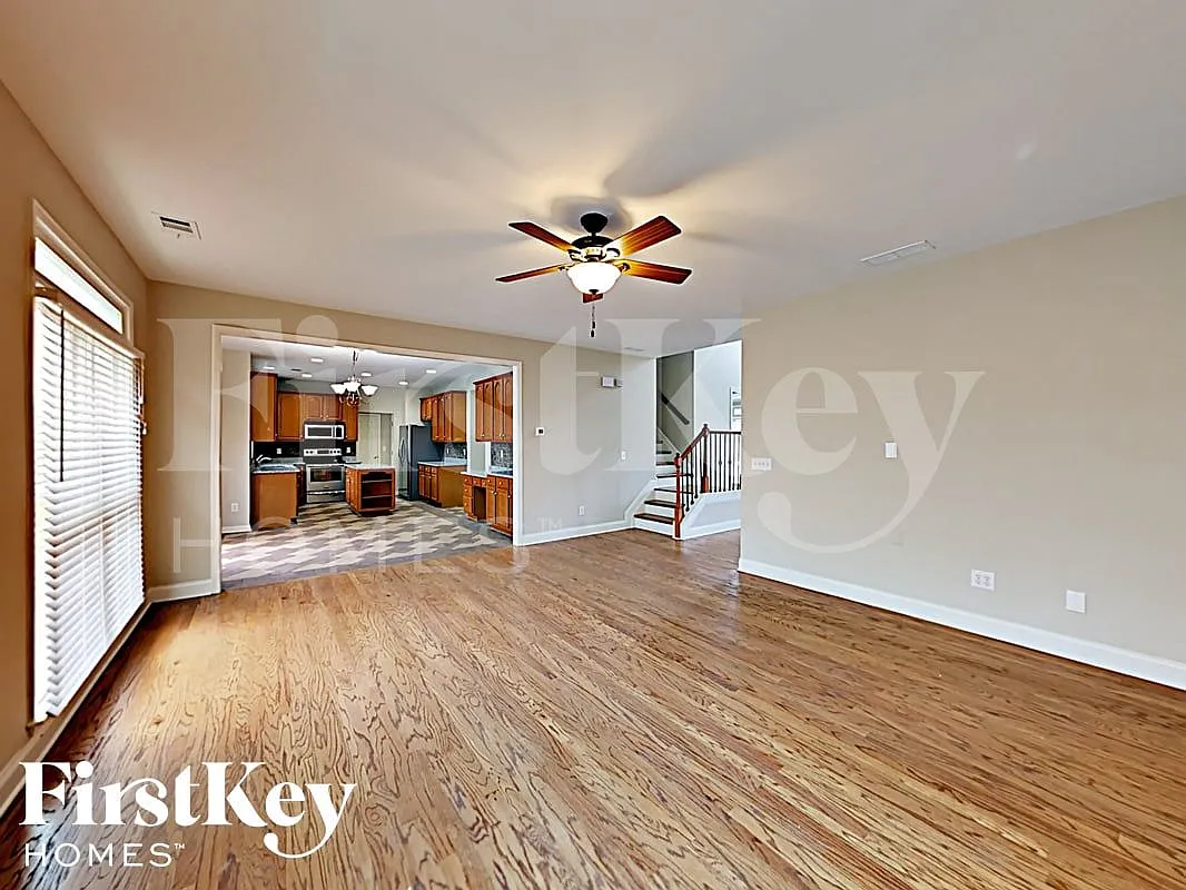 4 bed, 2.5 bath, 3323 sqft, $2,760 — Photo 4