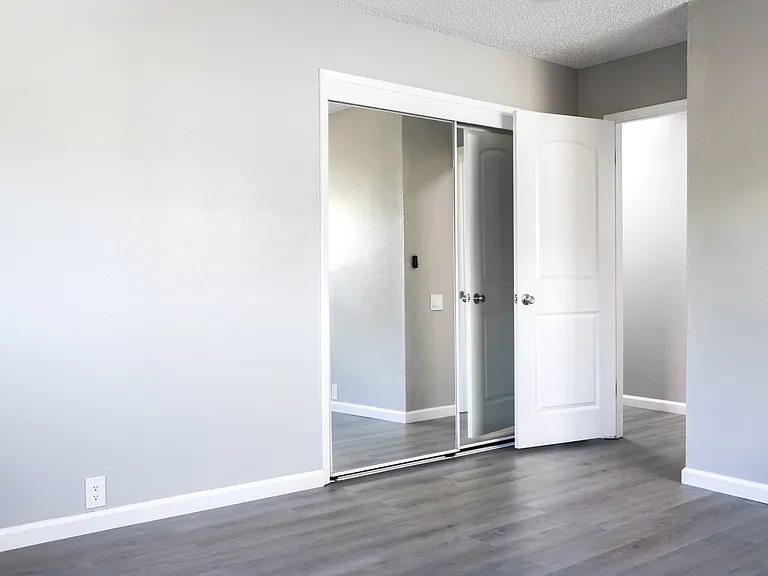 University Square Apartments — Photo 12