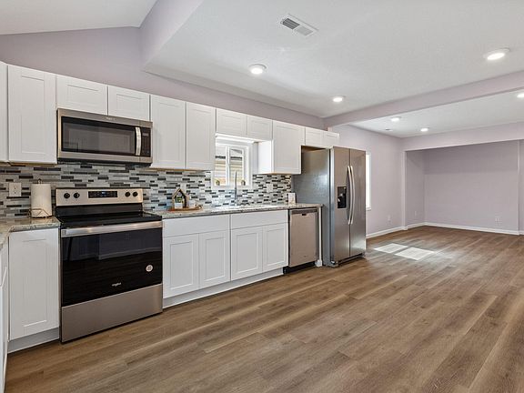 5th image of 1116 E Myrtle Ave