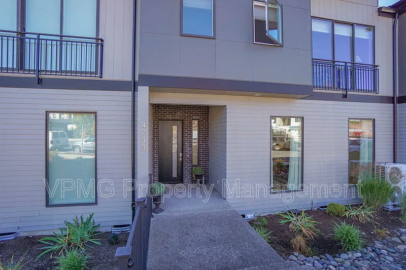 3 bed, 2.5 bath, 2432 sqft, $4,795 — Photo 2