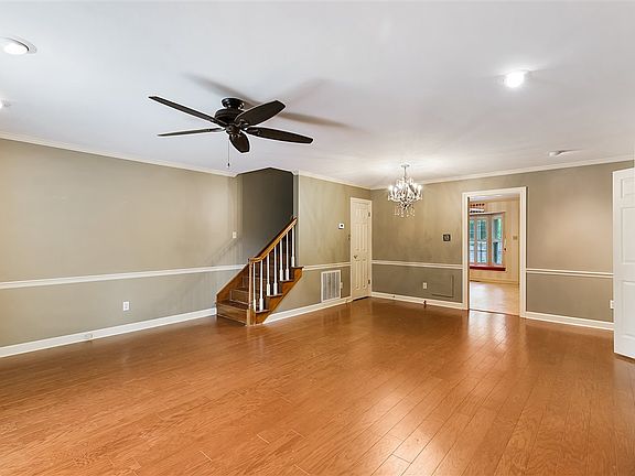 2nd image of 257 Cromwell Sq