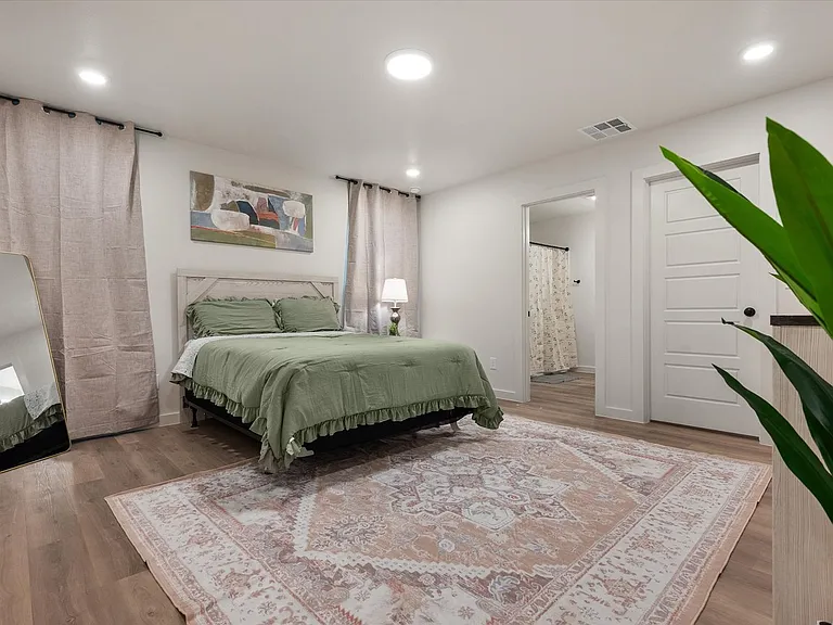 2509 Kenwood Ave — Photo 23