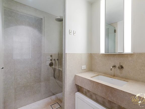 4th image of 404 Park Ave S APT 5E