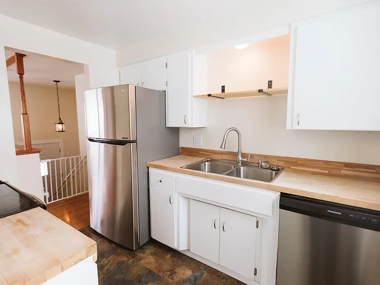 1233 Pineview St — Photo 5