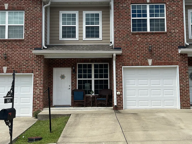 1605 Villa Cir — Photo 1