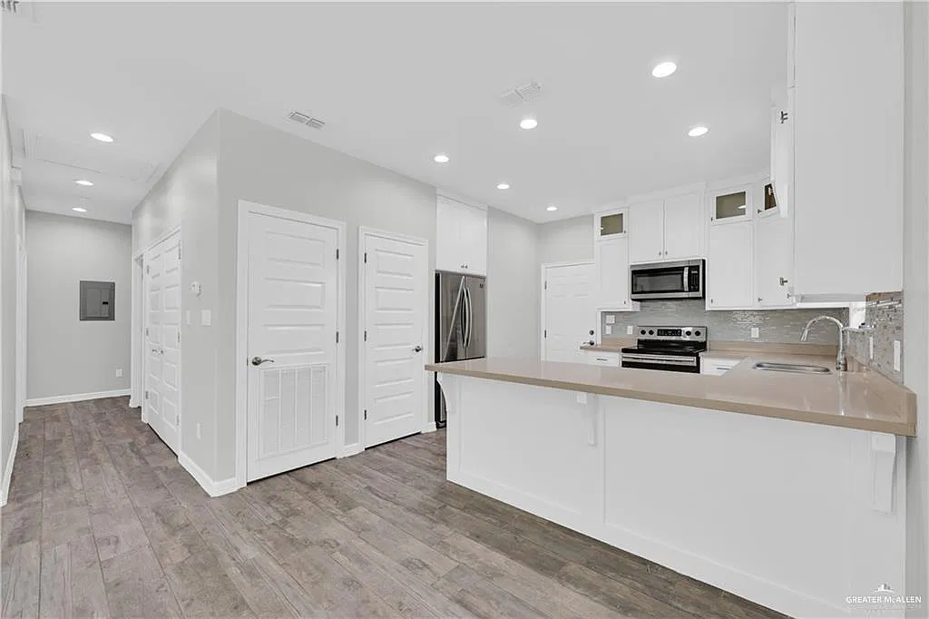 3 bed, 2.0 bath, 1130 sqft, $1,100 — Photo 2