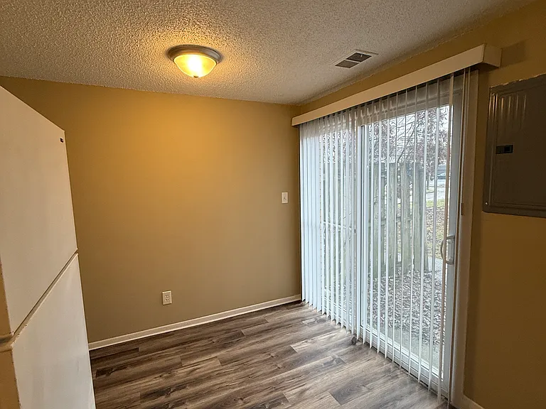 7276 Broadwyn Dr — Photo 2