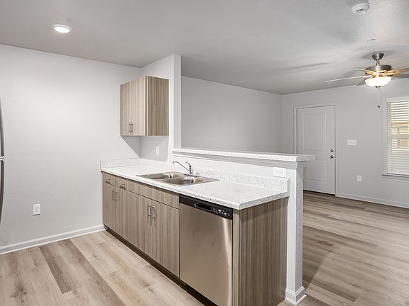 4th image of 701 Teddy Ave