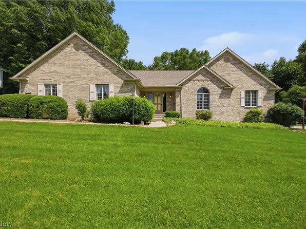 204 Colonial Dr, Canfield, OH 44406