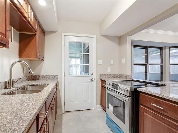 5th image of 717 Medford Dr