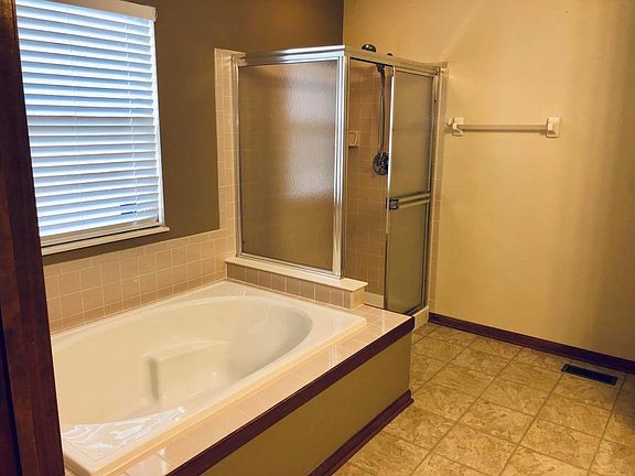 5th image of 2215 Dunkeld Dr