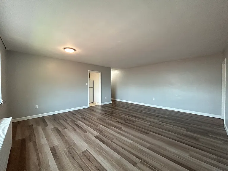 Royal Gardens Apartments — Photo 32