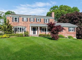 31 Peacock Dr, Roslyn, NY 11576