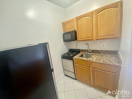 2nd image of 315 E 108th St #U6a