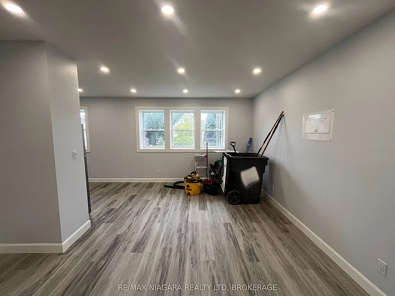 243 Dufferin St #UPPER FRONT — Photo 14