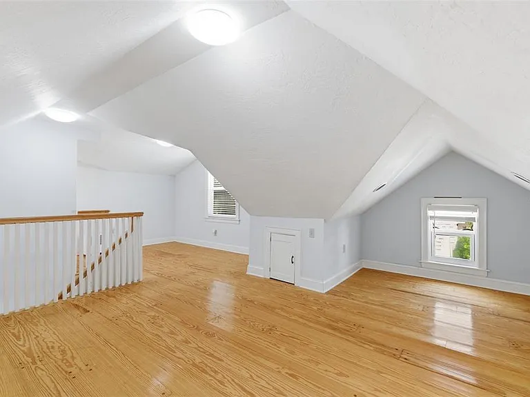 555 18th Ave NE — Photo 23