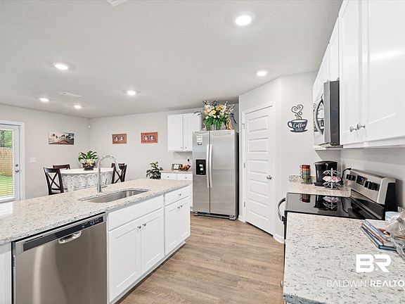 4th image of 446 Paget Dr