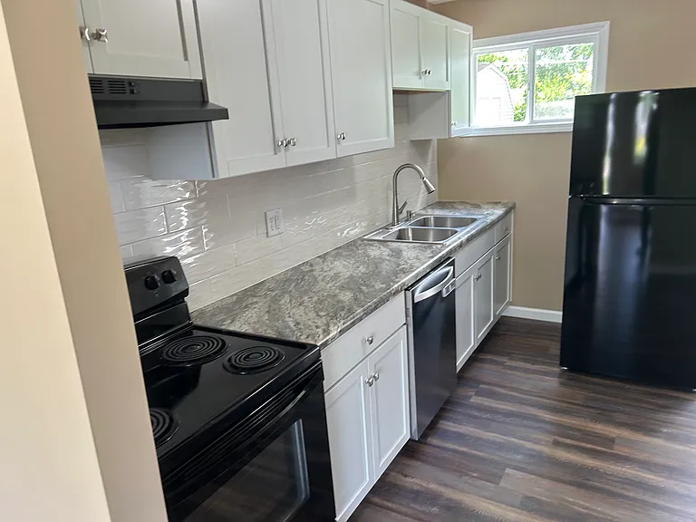 172 Erie Ave — Photo 3