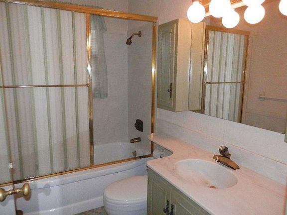 Nice clean full 4 piece bath