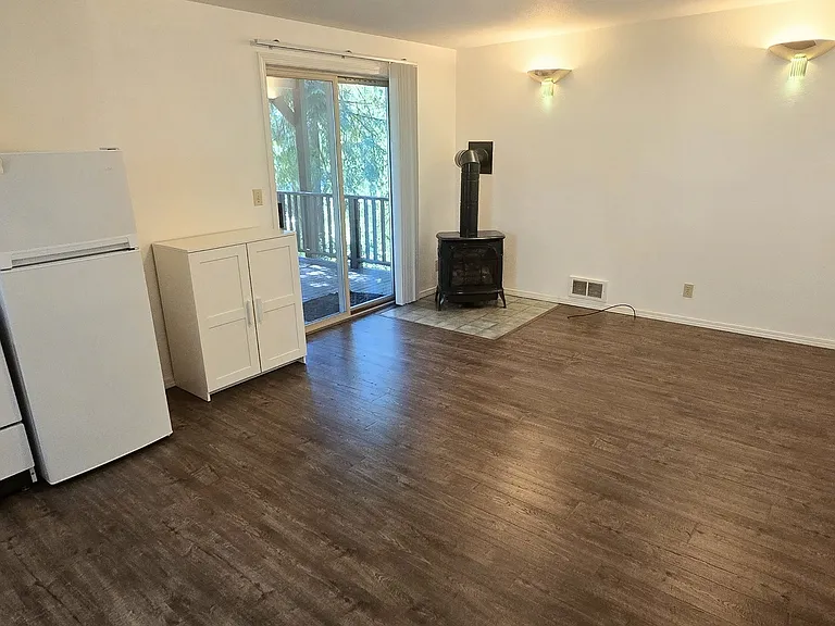 530 NW Carolyn Ln #B — Photo 3