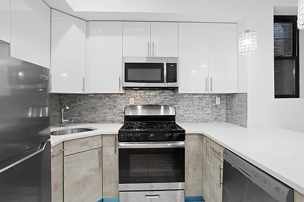 Rented by Safdie Realty Group | media 26