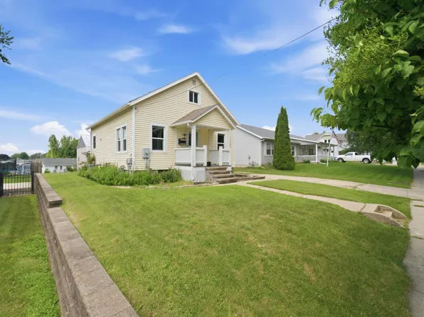 1207 6th St, Grundy Center, IA 50638