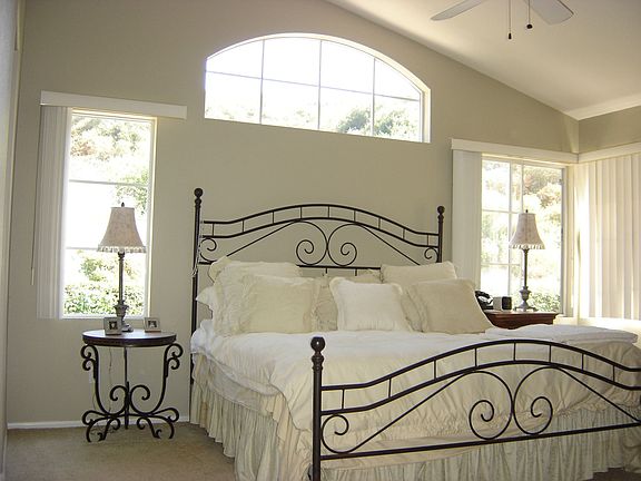 Master bedroom and ensuite bathroom with seperate shower and jacuzzi tub