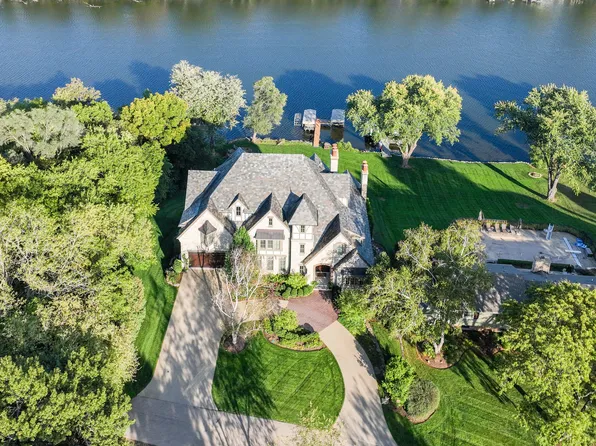 5N297 Bluff Dr S, St Charles, IL 60175