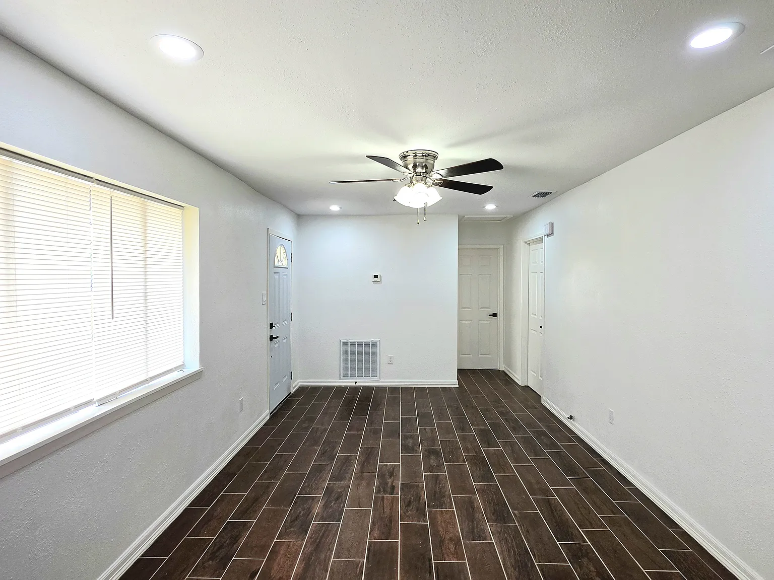 2 bed, 824 sqft, $1,449 — Photo 3