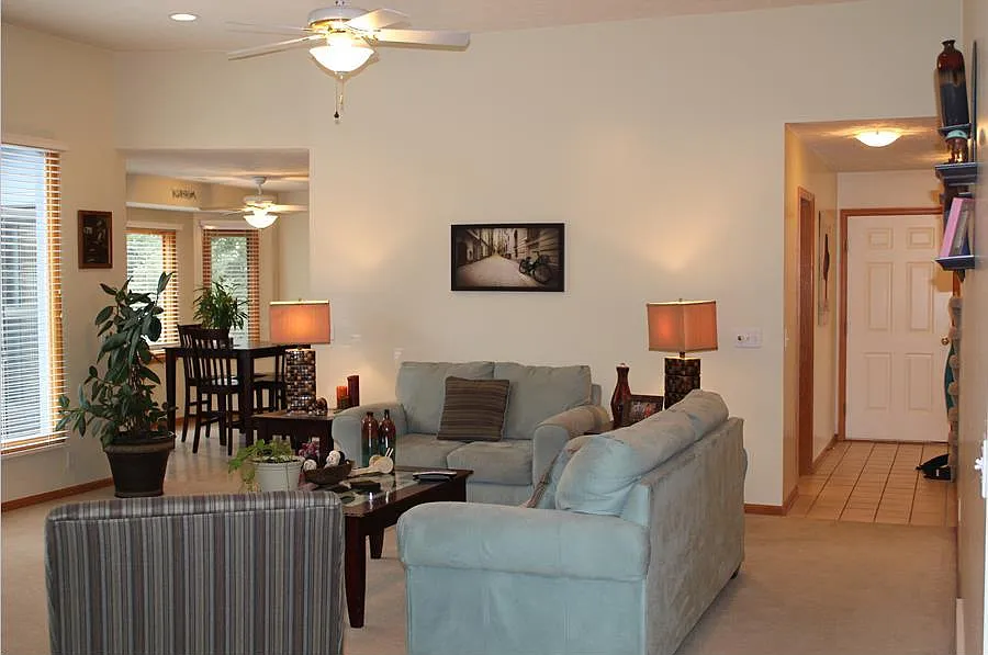 4 bed, 2.5 bath, 2400 sqft, $3,200 — Photo 4