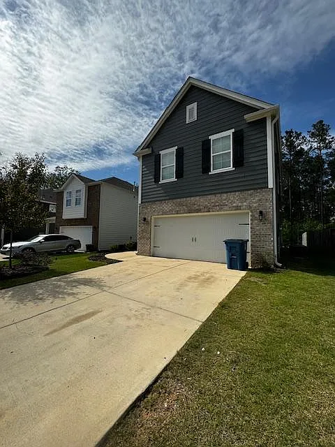 4 bed, 2.5 bath, 2174 sqft, $2,300 — Photo 2
