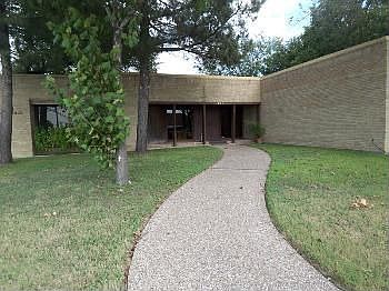 3rd image of 101 E Avenue B